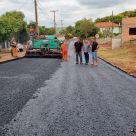 Rolador inicia pavimentação da primeira rua com asfalto