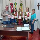 Soberanas da Polfest visitam prefeito de Roque Gonzales