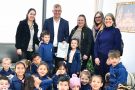 Alunos da Educação Infantil da Escola Antônio Manoel apresentam pedido ao prefeito