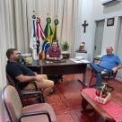 Presidente do Legislativo de Roque Gonzales visita o Executivo Municipal