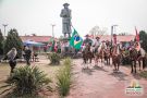 Cavalarianos do CTG Rodeio do Campo Novo recebem chama crioula simbólica em São Luiz Gonzaga